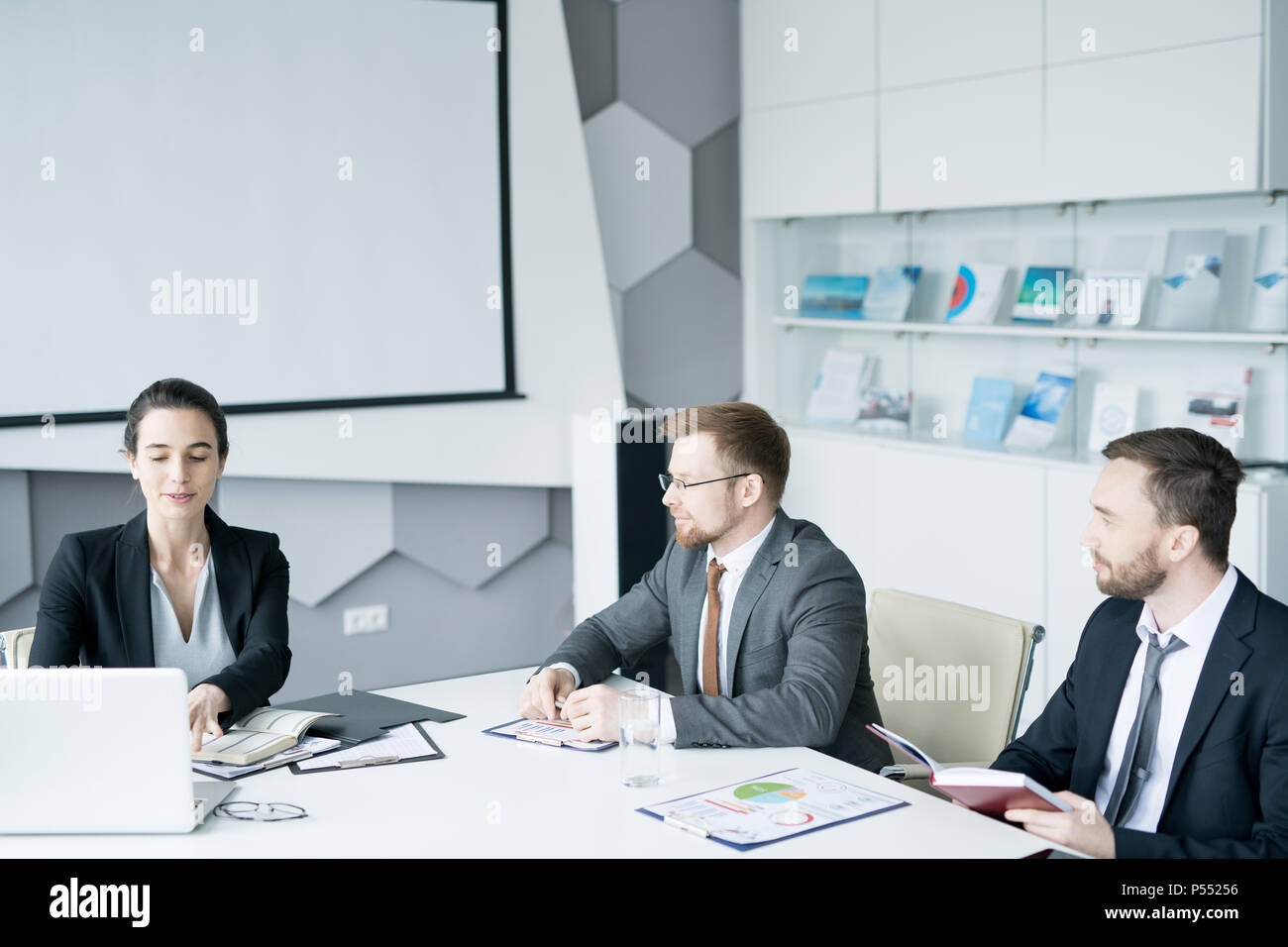 Gruppe von Geschäftsleuten Tagung im Konferenzraum Stockfoto