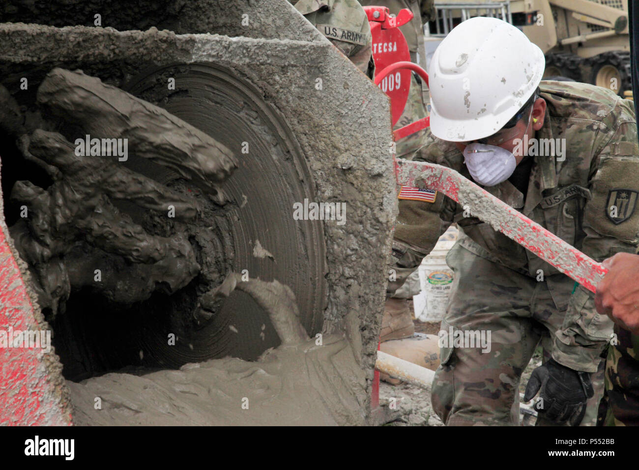 Us-Armee Pfc. Heriberto Molina, mit der 485Th Engineer Company, aus Arlington Heights, Illinois, überwacht die Menge von Zement in ein Rad - Lauf auf einer Baustelle im Doppelzimmer Kopfkohl, Belize, Mai 10, 2017 gießen. Soldaten des 485Th eine neue Gesundheit Klinik im Dorf als Teil der über den Horizont 2017, ein US Southern Command - geförderte, Armee südlich-led-Übung für humanitäre und technische Dienstleistungen für die Gemeinschaften in der Notwendigkeit, die Unterstützung der USA für Belize zur Verfügung zu stellen. Stockfoto