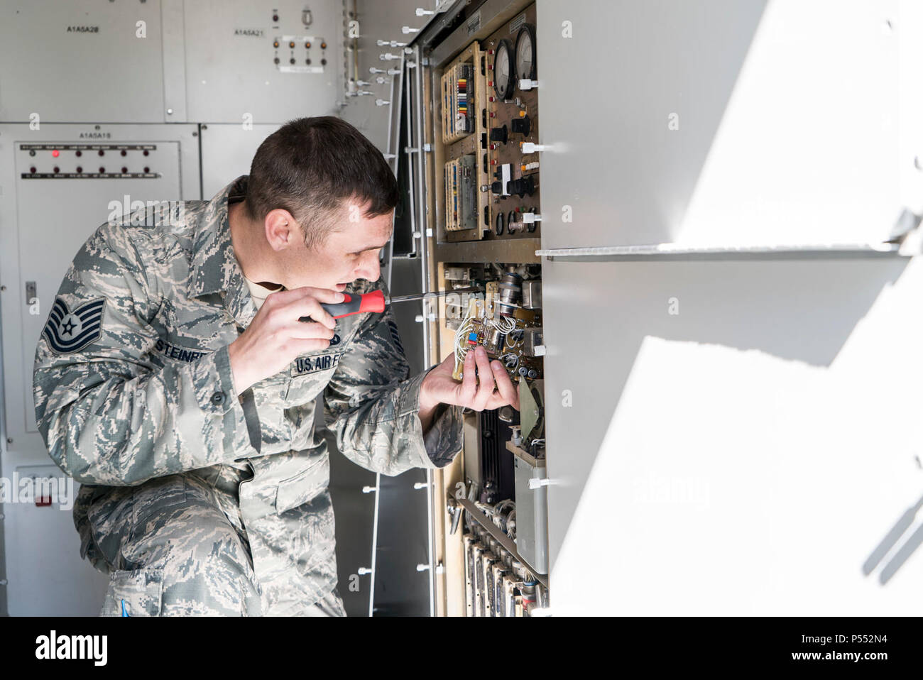 Tech. Sgt. Aaron Steinberg, 266Th Squadron Bereich radar Techniker, installiert eine Stromversorgung auf der mehrfachen Drohung Emitter System im Mountain Home Air Force Base Bereich Komplexe in Idaho Mai 9, 2017. Die $ 20.000 Netzteil war kaputt und für den Müll geleitet, aber die Luftwaffe reparieren Enhancement Program Team verwaltet das Teil durch Austausch eines $ 5 Widerstand zu beheben. Stockfoto