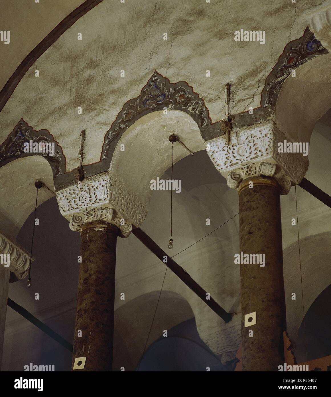 Die Türkei. Istanbul. Die Kleine Hagia Sophia. 6. Jahrhundert. Von Isidor von Milet (6. Jahrhundert) und Anthemius von Tralles gebaut (ca. 474-558). Säulen und Kapitelle im Obergeschoss. Stockfoto