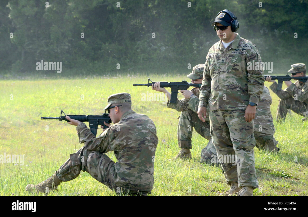 FORT KNOX, Ky. Im Foto, Sgt. 1. Klasse Kenneth Rose, Team Leiter bei der US-Armee Treffsicherheit (USAMU) Instructor Training Group (ITG), von Orange, Kalifornien, Trainer Soldaten während einer Aufzeichnung Qualifizierung am 9. Mai 2017. Soldaten der US-Armee Treffsicherheit (USAMU) trainiert mehr als 50 Unteroffiziere in die 3.Kavallerie Regiments, Mai 1-19, zugewiesen, wie Sie grundlegende Rifle marksmanship Kurse für Army Reserve Officer Training Corps (ROTC) Kadetten, in Vorbereitung auf die bevorstehende Cadet Sommer Training in Fort Knox, Kentucky. Stockfoto