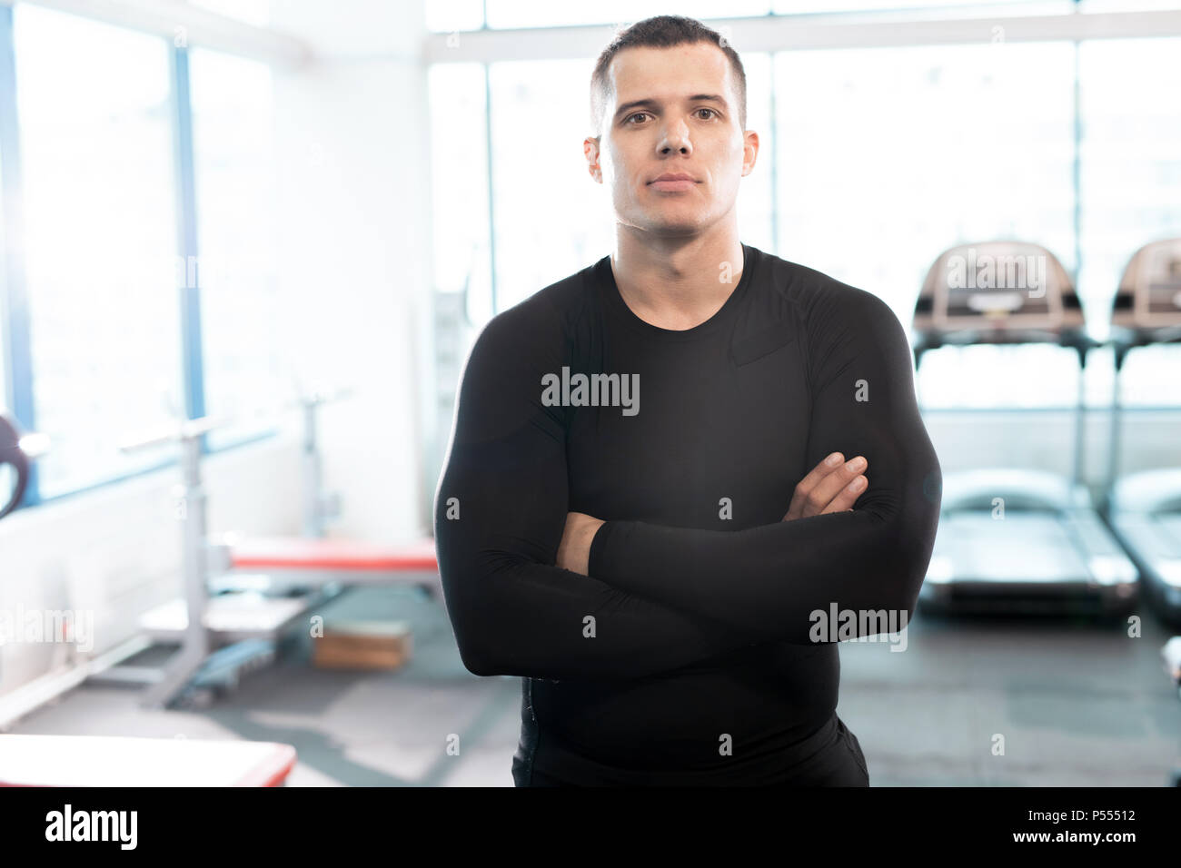 Stattliche Fitness Instructor posiert in der Turnhalle Stockfoto
