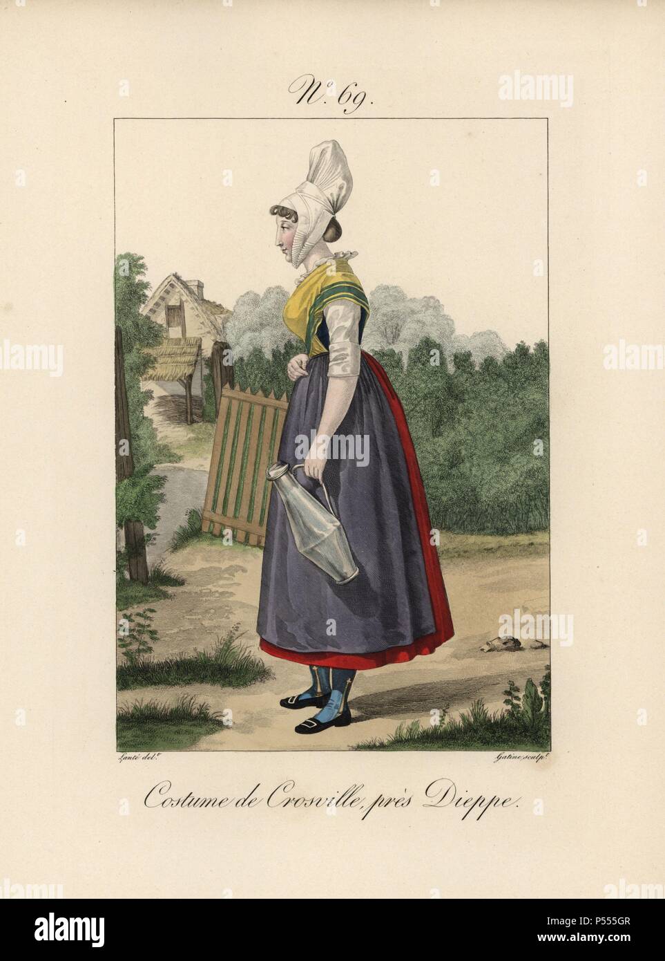 Kostüm von Sainte-foy, in der Nähe von Dieppe. Während die Motorhaube nicht so besonders ist, die Schuhe sind sehr elegant. Sie trägt einen Eimer Milch und steht vor einem alten Haus. Handcolorierte mode Platte Illustration von LANTE von Gatine von louis-marie's Lante' Kostüme des Gravierten femmes du Pays de Caux", 1827/1885. Mit ihren hohen Elsässischen spitze Hüte, die Frauen von Caux und der Normandie waren berühmt für die Eleganz und Stil. Stockfoto