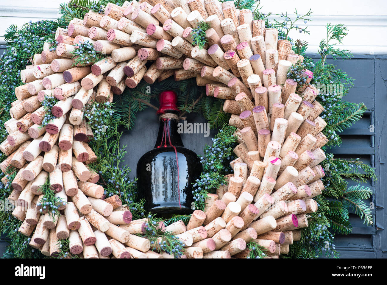 Korken verwendet ein Weihnachten Kranz in Colonial Williamsburg in der  jährlichen Kranz Wettbewerb zu machen. Kränze sind aus Materialien zur  Verfügung Colonials Stockfotografie - Alamy