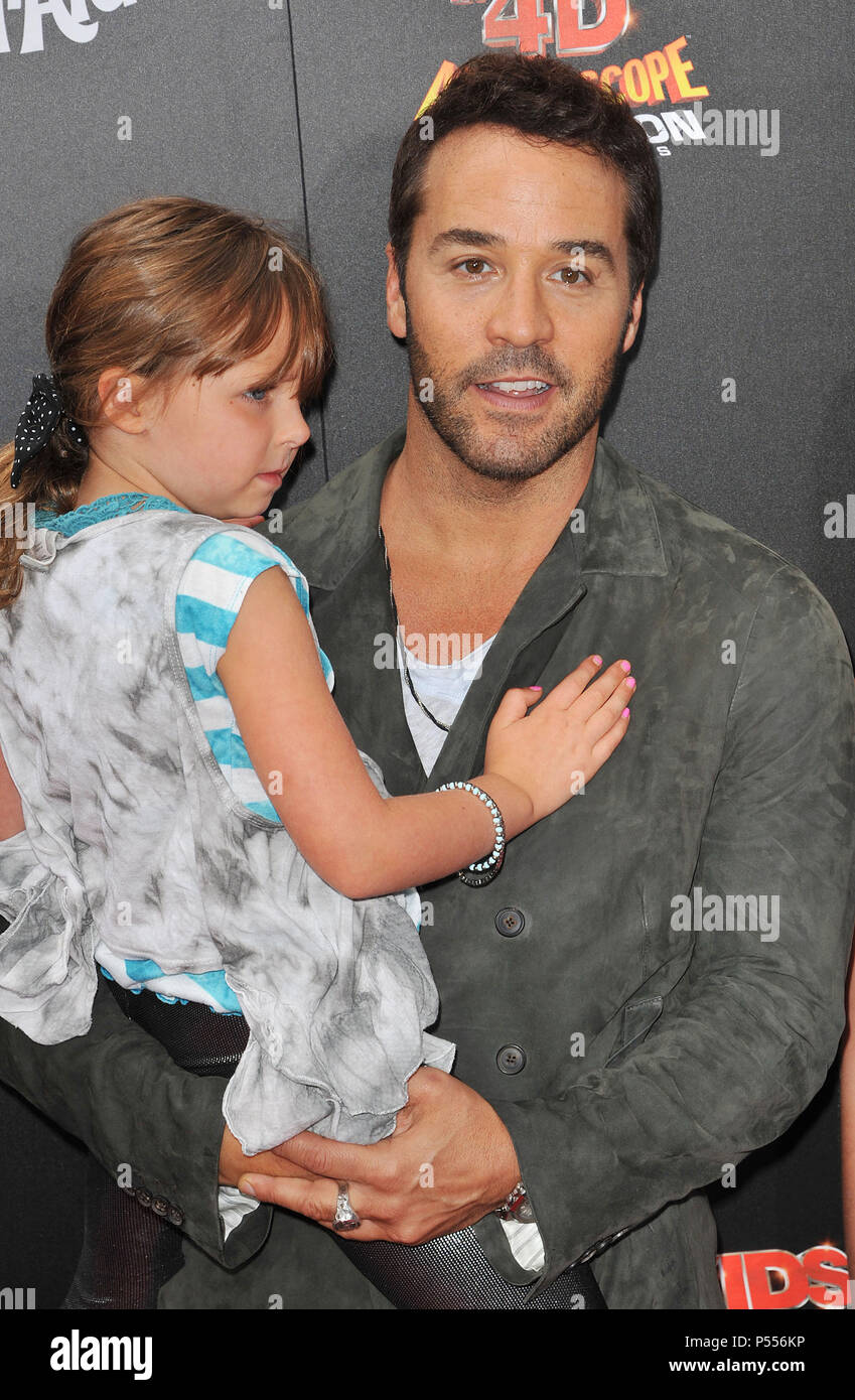 Jeremy Piven, Tochter an die Spy Kids die ganze Zeit der Ankunft in der Welt 4D Premiere am Königlichen Theater in Los Angeles. Jeremy Piven, Tochter 27 - - - - - - - - - - - - - Red Carpet Event, Vertikal, USA, Filmindustrie, Prominente, Fotografie, Bestof, Kunst, Kultur und Unterhaltung, Topix Prominente Fashion/Vertikal, Besten, Event in Hollywood Leben - Kalifornien, Roter Teppich und backstage, USA, Film, Stars, Film Stars, TV Stars, Musik, Promis, Fotografie, Bestof, Kunst, Kultur und Unterhaltung, Topix, Vertikal, Familie von aus dem Jahr 2011, Anfrage tsuni@ Stockfoto