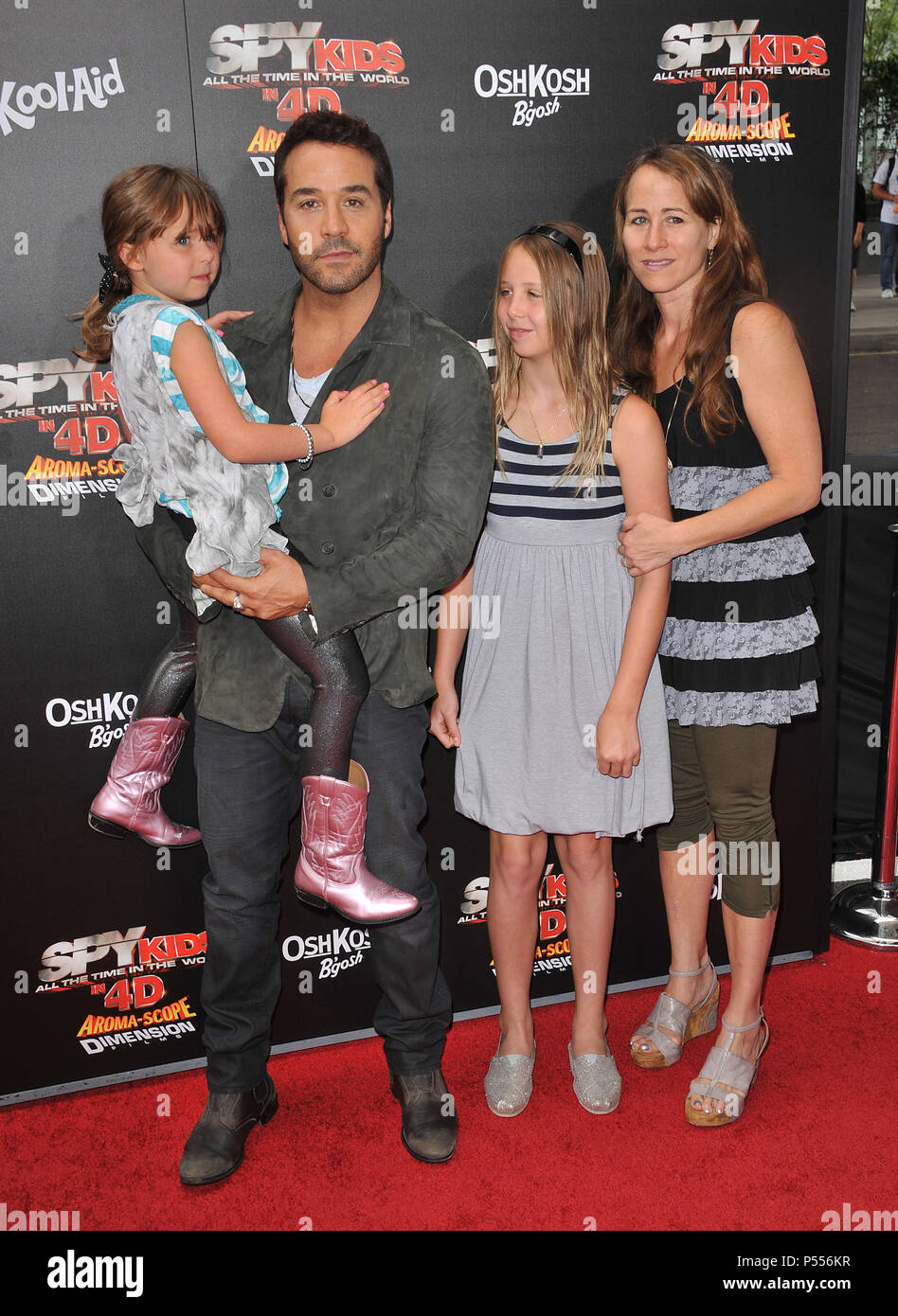 Jeremy Piven, Familie an der Spy Kids die ganze Zeit der Ankunft in der Welt 4D Premiere am Königlichen Theater in Los Angeles. Jeremy Piven, Familie 28 - - - - - - - - - - - - - Red Carpet Event, Vertikal, USA, Filmindustrie, Prominente, Fotografie, Bestof, Kunst, Kultur und Unterhaltung, Topix Prominente Fashion/Vertikal, Besten, Event in Hollywood Leben - Kalifornien, Roter Teppich und backstage, USA, Film, Stars, Film Stars, TV Stars, Musik, Promis, Fotografie, Bestof, Kunst, Kultur und Unterhaltung, Topix, Vertikal, Familie von aus dem Jahr 2011, Anfrage tsuni @ Gamm Stockfoto