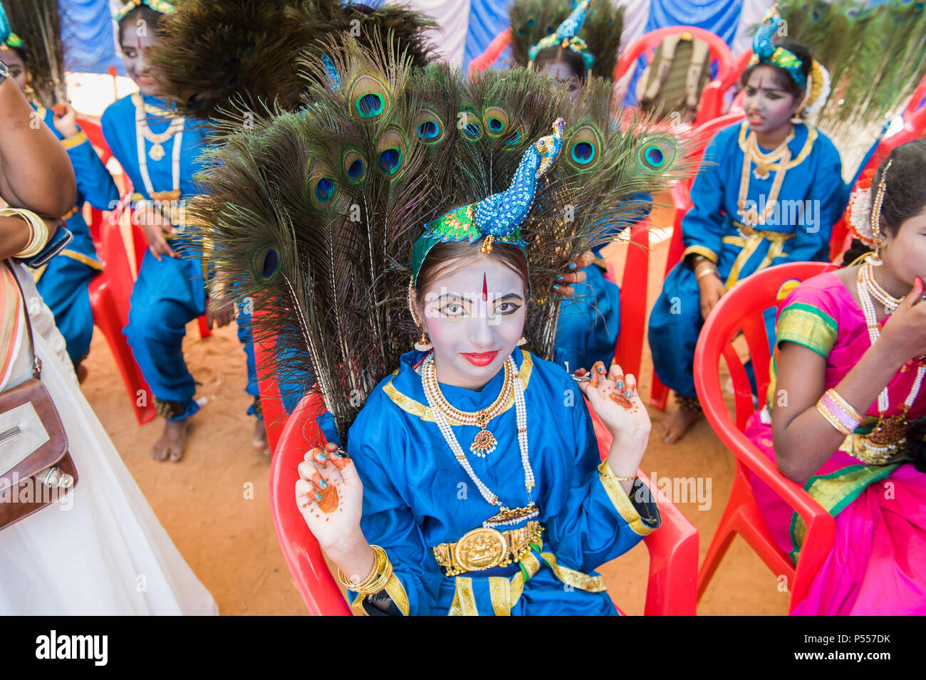 AUROVILLE, INDIEN - 4. März 2018: Sangamam Festival. Pfauenkostüm Stockfoto