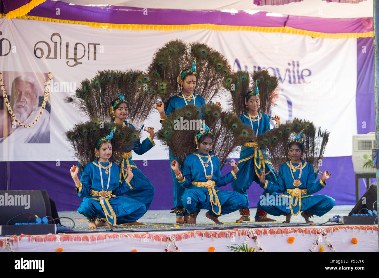 AUROVILLE, INDIEN - 4. März 2018: Sangamam Festival. Tanzgruppe des Pfaus Stockfoto