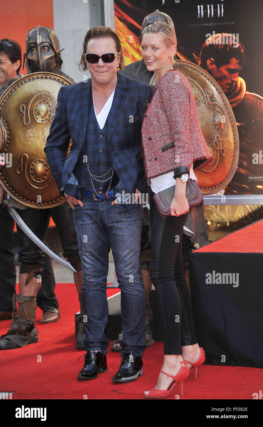 Mickey Rourke Hand Drucken verewigt mit Hand- und Fußabdruck am Grauman Chinese Theatre in Los Angeles. Mickey Rourke, Anastassija Anastassija MakarenkoMickey Rourke Makarenko 06 - - - - - - - - - - - - - Red Carpet Event, Vertikal, USA, Filmindustrie, Prominente, Fotografie, Bestof, Kunst, Kultur und Unterhaltung, Topix Prominente Fashion/Vertikal, Besten, Event in Hollywood Leben - Kalifornien, Roter Teppich und backstage, USA, Film, Stars, Film Stars, TV Stars, Musik, Promis, Fotografie, Bestof, Kunst, Kultur und Unterhaltung, Topix, Vertikal, Familie von f Stockfoto