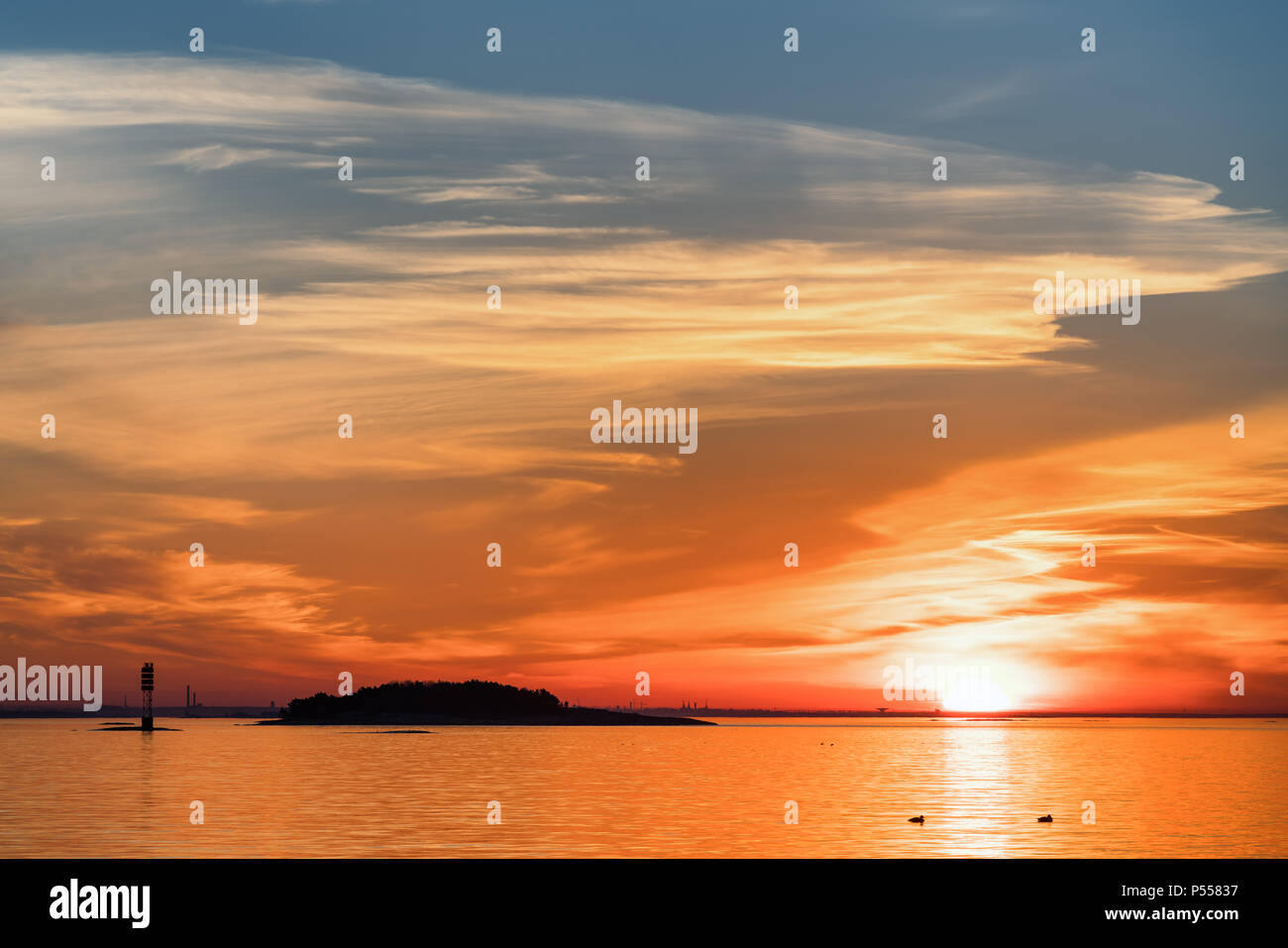 Sonnenaufgänge an Bylandet Insel, Kirkkonummi, Finnland Stockfoto