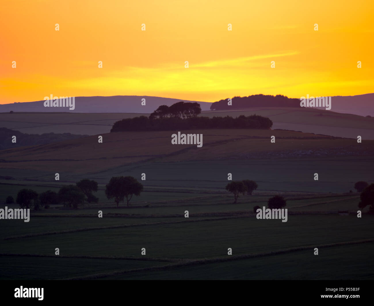 Harborough Felsen, Peak District, UK. 24. Juni, 2018. Wetter Großbritannien: Sonnenuntergang über Minning niedrigen Hügel historischen England Monument mit einem chambered Grab & zwei Schüssel schubkarren von Harborough Felsen, Nationalpark Peak District, Derbyshire, UK Credit: Doug Blane/Alamy Leben Nachrichten gesehen Stockfoto