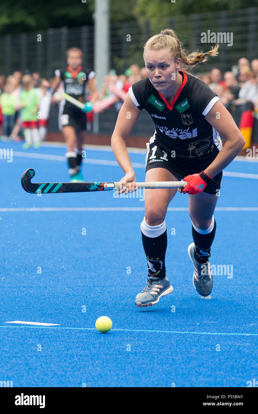 Velbert, Deutschland. 24. Juni, 2018. Lena MICHEL (GER, mi.) In einzelne Maßnahmen für die Kugel. Hockey, DHB, Frauen Nationalmannschaft, drei Nationen Turnier, WM-Vorbereitung, Laenderspiel, Deutschland (GER) - Irland (IRL), 3:0, am 24.06.2018 in Bochum/Deutschland. | Verwendung der weltweiten Kredit: dpa/Alamy leben Nachrichten Stockfoto