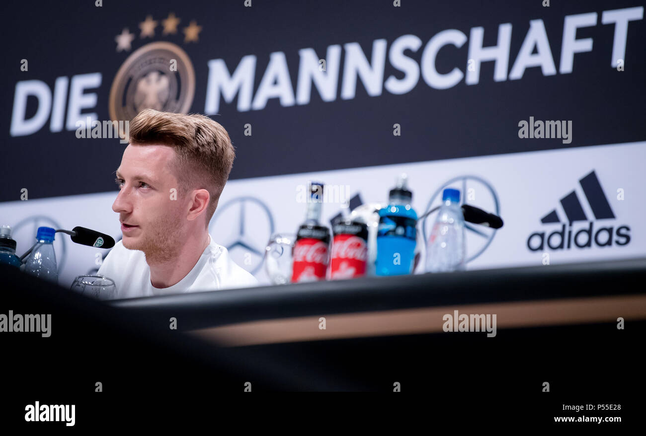 Vatutinki, Russland. 25. Juni 2018. Marco Reus (Deutschland) beantwortet Fragen von Journalisten GES/fussball/Wm 2018 Russland: DFB Pressekonferenz, Moskau/Vatutinki, 25.06.2018 GES/fussball/fussball/WM 2018 Russland: DFB Pressekonferenz, Moskau/Watutinki, Juni 25, 2018 | Verwendung der weltweiten Kredit: dpa/Alamy leben Nachrichten Stockfoto
