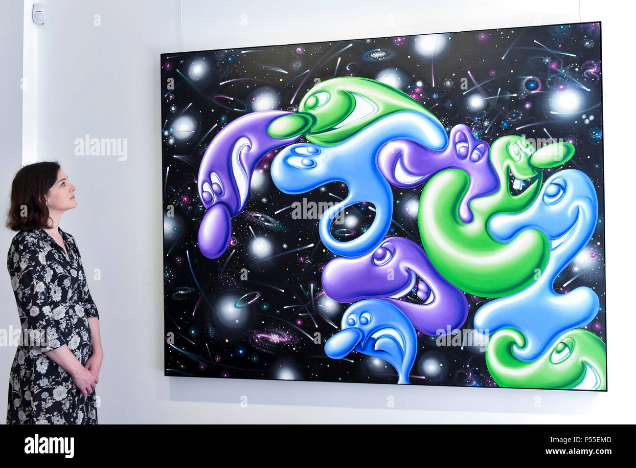 London, Großbritannien. 25. Juni 2018. Ein Mitarbeiter Ansichten ein Bild in der Vorschau von "Blobz", eine neue Ausstellung von Cult amerikanischen Künstlers Kenny Scharf, als der Großvater von Street Art. Dies ist die erste Ausstellung des Künstlers im Vereinigten Königreich in zehn Jahren bekannt und wird in der Oper Galerie in New Bond Street 26. Juni bis 10. Juli 2018 statt. Credit: Stephen Chung/Alamy leben Nachrichten Stockfoto