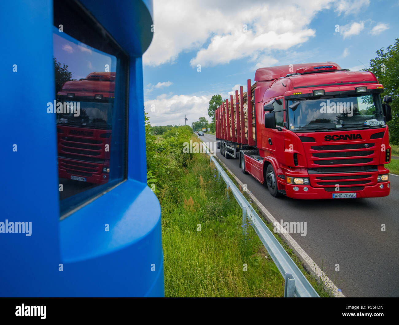 25 Juni 2018, Deutschland, Frankfurt (Oder): eine Leitstelle für die Erhebung der Maut für Lkw entlang der Bundesstraße 87 zwischen Frankfurt (Oder) und Muellrose. Die Zölle auf LKW wird in Deutschland ab dem 01. Juli 2018. 621 Steuergeräte haben in ganz Deutschland für diesen Zweck. Foto: Patrick Pleul/dpa-Zentralbild/ZB Stockfoto