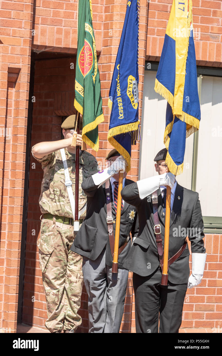 Brentwood, Essex, Großbritannien. 25. Juni 2018 Bundeswehr Tag Flagge Anhebung im Brentwood, Essex. Zwei standards der Royal British Legion und der Standard der Kombinierten Cadet Force. Credit Ian Davidson/Alamy leben Nachrichten Stockfoto