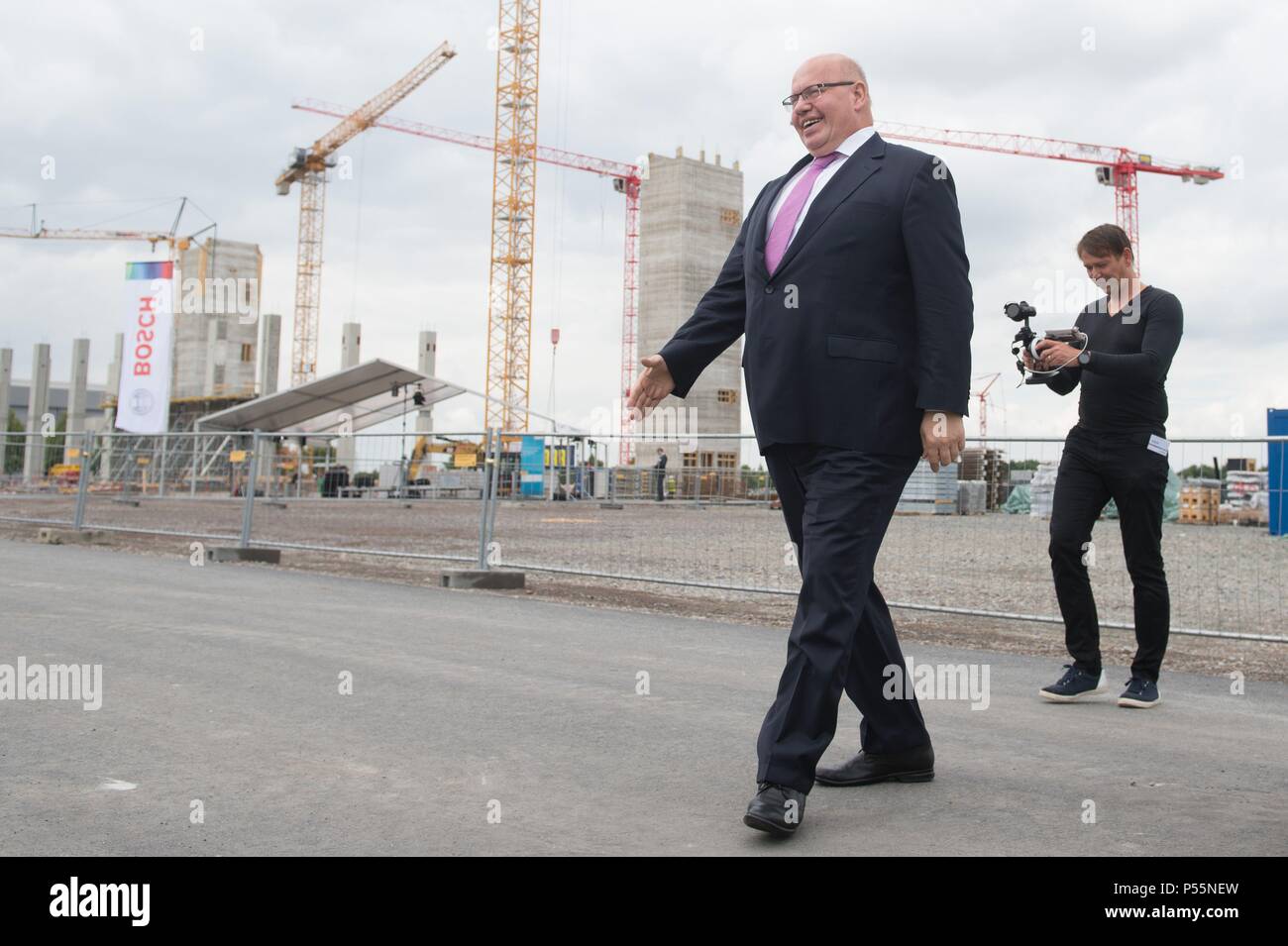 25 Juni 2018, Deutschland, Dresden: Bundesminister für Wirtschaft Peter Altmaier (CDU), die über die Baustelle anlässlich der Grundsteinlegung der Bosch Gruppe die neue 300-millimeter-Halbleiter- Anlage. Die Anlage soll bis 2019 abgeschlossen sein. Foto: Sebastian Kahnert/dpa Stockfoto