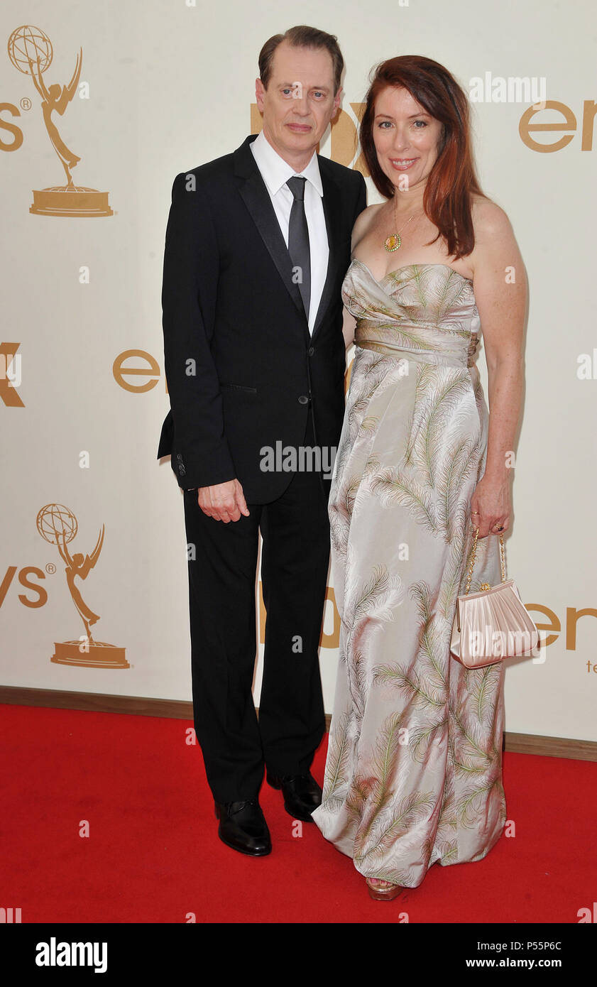 Steve Buscemi Frau An Der Emmy Awards 2011 Bei Der Ankunft Im Nokia Theater In Los