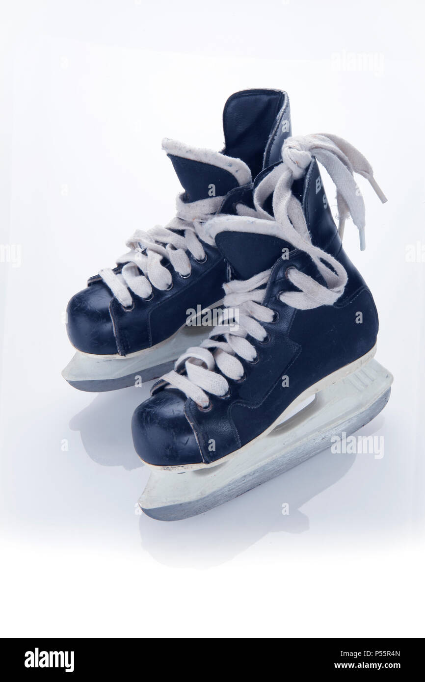 Child's Hockey Skates auf weißem Hintergrund Stockfoto