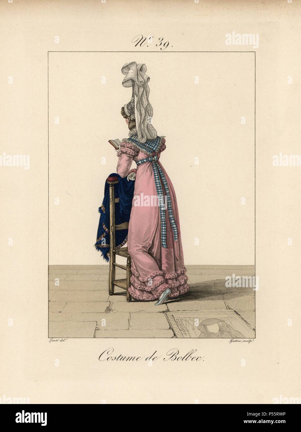 Frau in Tracht von Bolbec, lesen ein Buch, während gegen einen Stuhl ruht. Diese bavolet Motorhaube ist die Schönste, die wir gesehen haben, denn der Schleier aus so großer Höhe mit großer Spielfreude fällt. Handcolorierte mode Platte Illustration von LANTE von Gatine von louis-marie's Lante' Kostüme des Gravierten femmes du Pays de Caux", 1827/1885. Mit ihren hohen Elsässischen spitze Hüte, die Frauen von Caux und der Normandie waren berühmt für die Eleganz und Stil. Stockfoto
