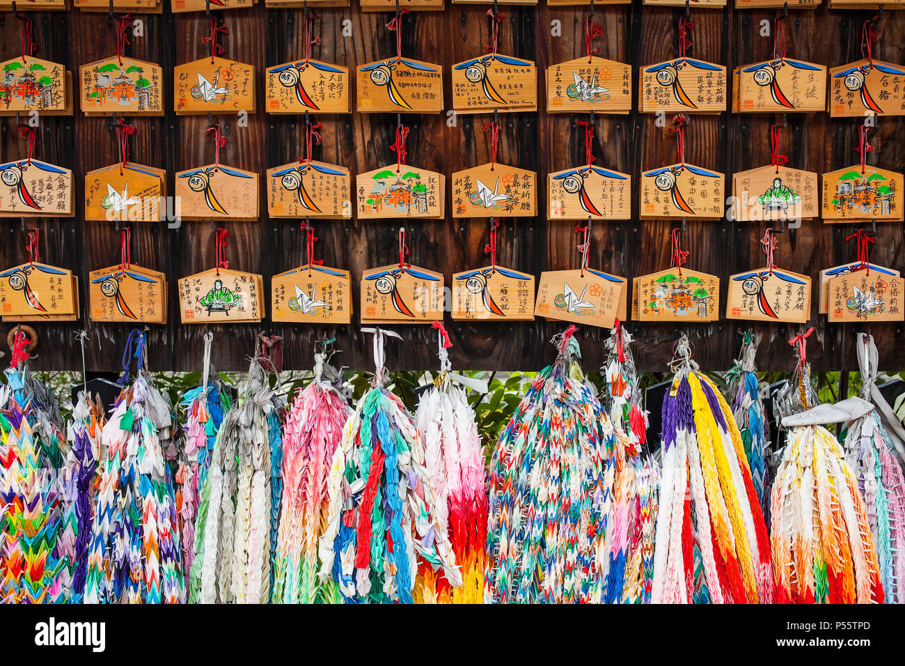 Ema, Votive, Holz-, Tabletten, die Platten und Angebote im Fushimi Inari-Taisha Heiligtum, Kyoto, Japan Stockfoto