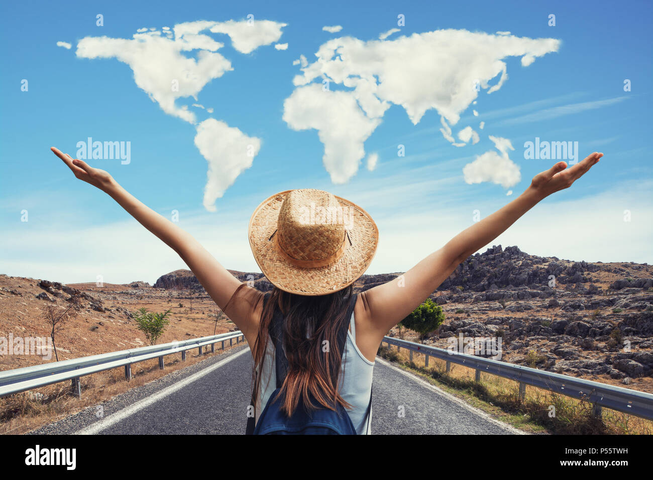 Happy Travel Frau auf Ferienhäuser Konzept mit Welt geformt Wolken. Lustige Reisende ihre Reise geniessen und bereit für Abenteuer Stockfoto