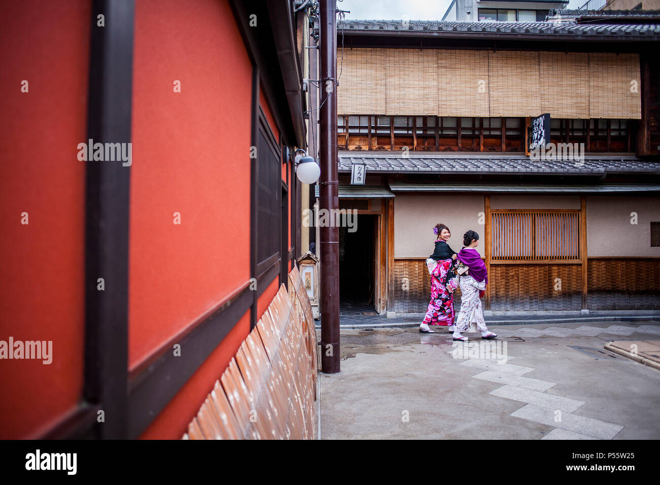 Mädchen, gekleidet in Kimono, in lebhaft, einen traditionelle japanische nächtlichen Entertainment-Bereich. Kyoto. Japan Stockfoto