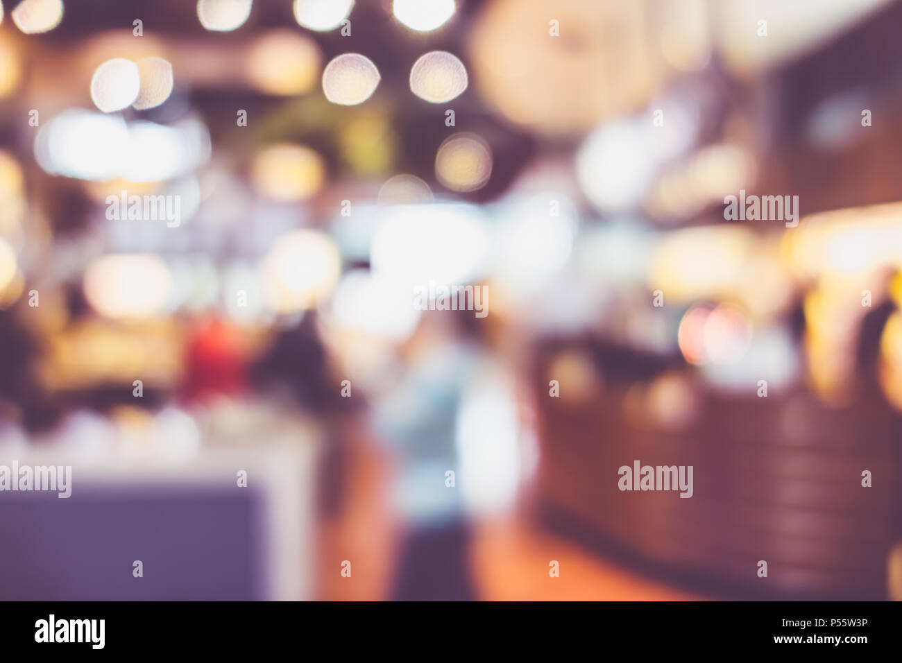 Unscharfer Hintergrund des Kunden Speisen im Cafe Restaurant blur Hintergrund mit bokeh Licht. Freizeit lifestyle Stockfoto