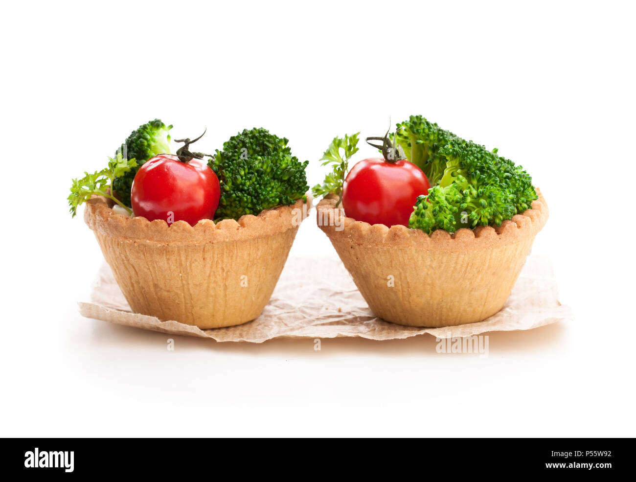 Hausgemachte gesalzen vegane Torten mit Cherry Tomaten und Brokkoli isoliert auf weißem Stockfoto