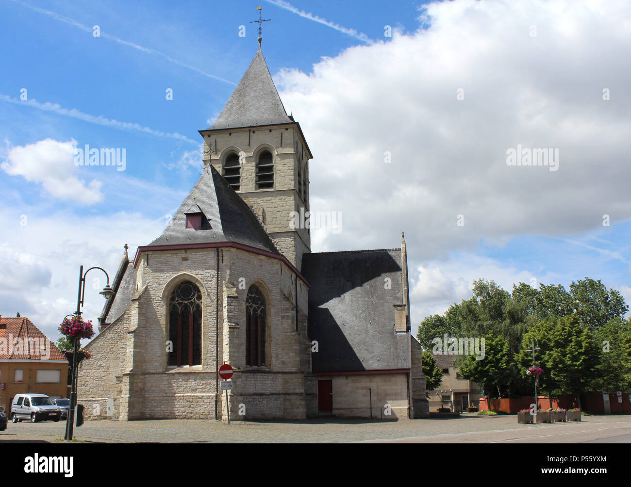 LEBBEKE, Belgien, 21. Juni 2018: Außenansicht des schönen St. Salvator Kirche in Weize, in der Nähe der Lebbeke in Ostflandern. Stockfoto