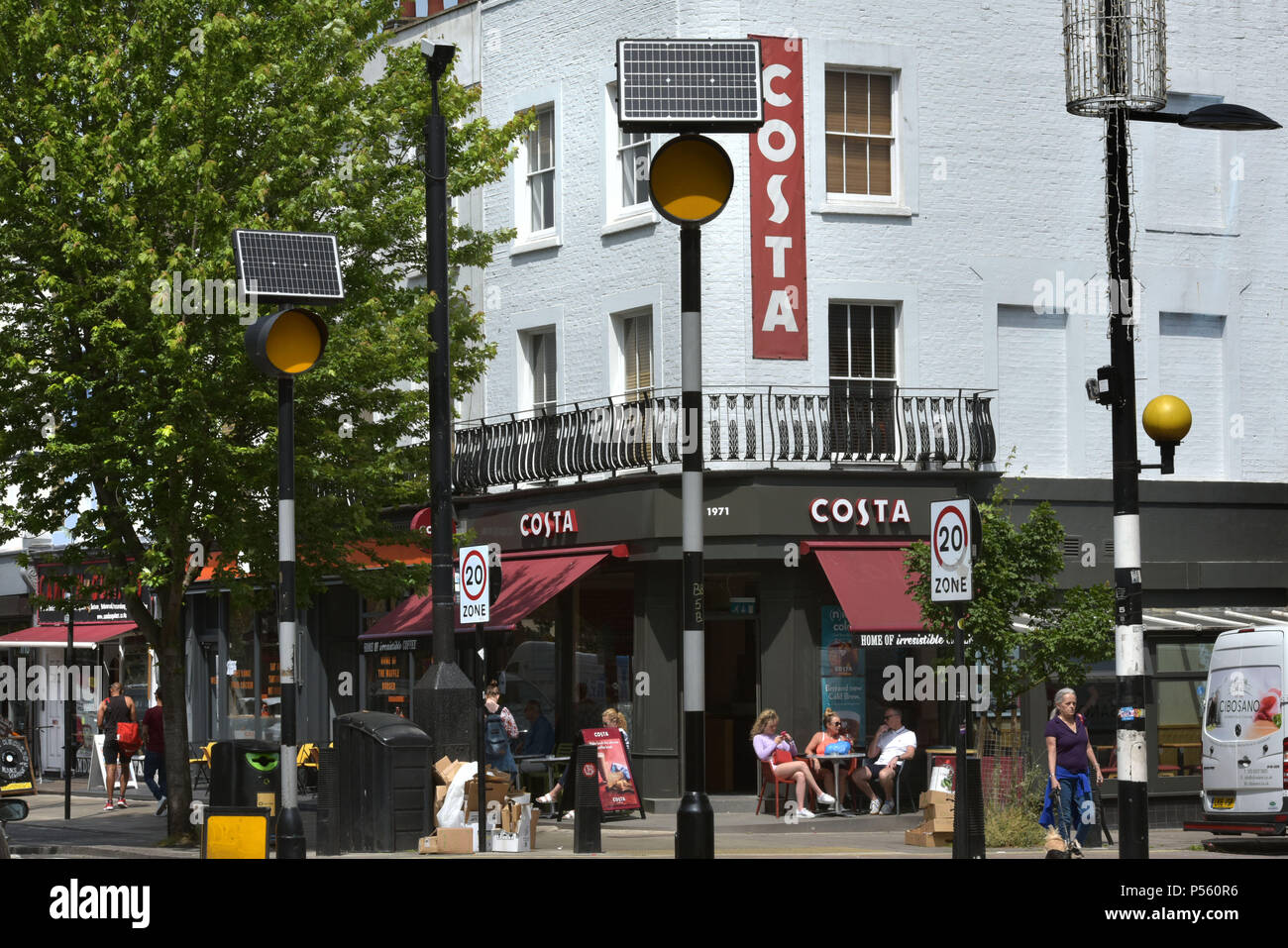 Ein Zweig des Kaffeehauses, Costa Kaffee auf Chalk Farm Road, Camden, London. Stockfoto