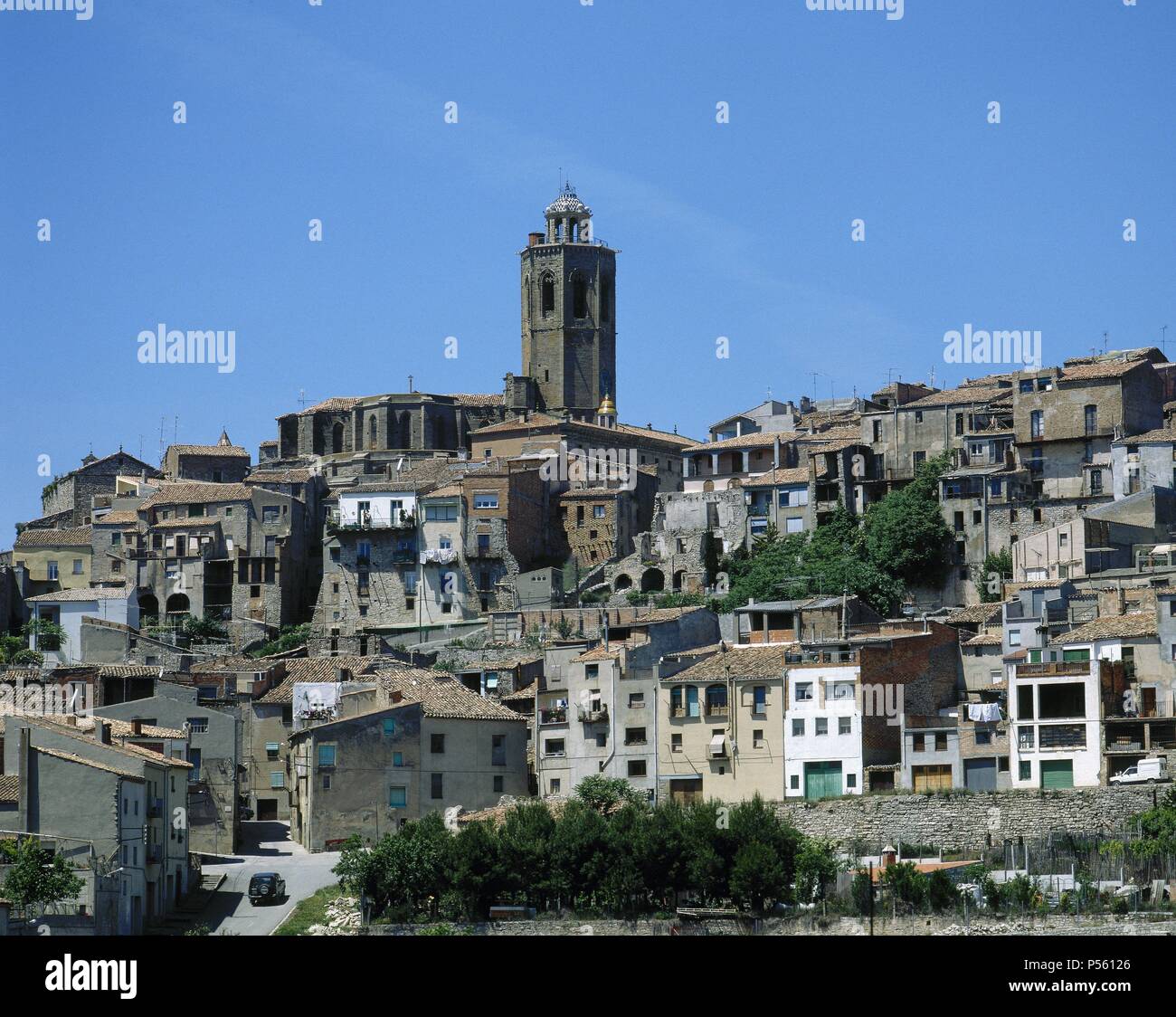 Spanien. Katalonien. Cervera. Panorama der Stadt mit der Kirche der Heiligen Maria, 14.-15. Jahrhundert. Stockfoto