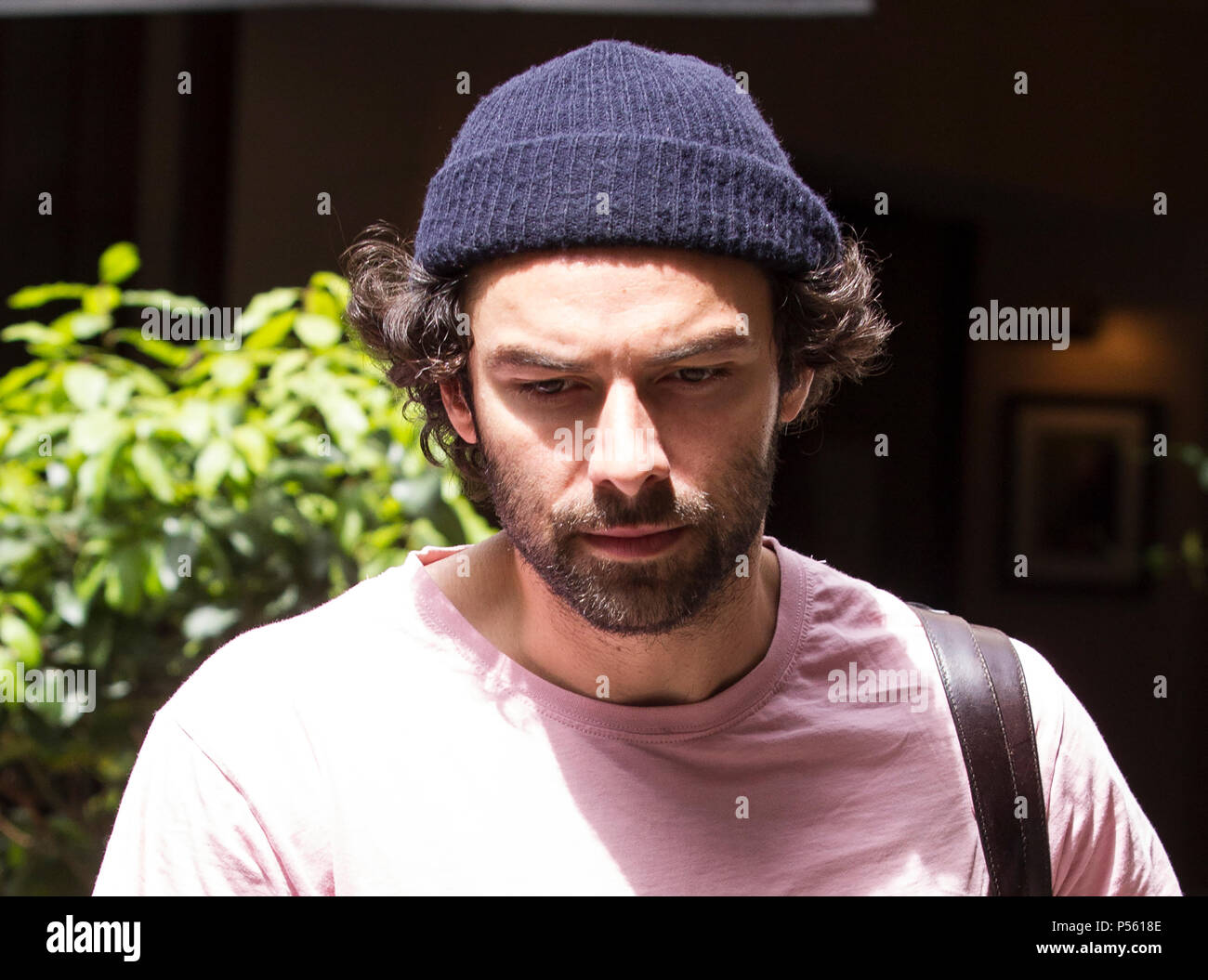 Aiden Turner Schauspieler für seine Rolle in der BBC-Serie 'Poldark' im Noel Coward Theatre, wo er die Hauptrolle in "Der Leutnant von Inis "Ankunft bekannt Stockfoto