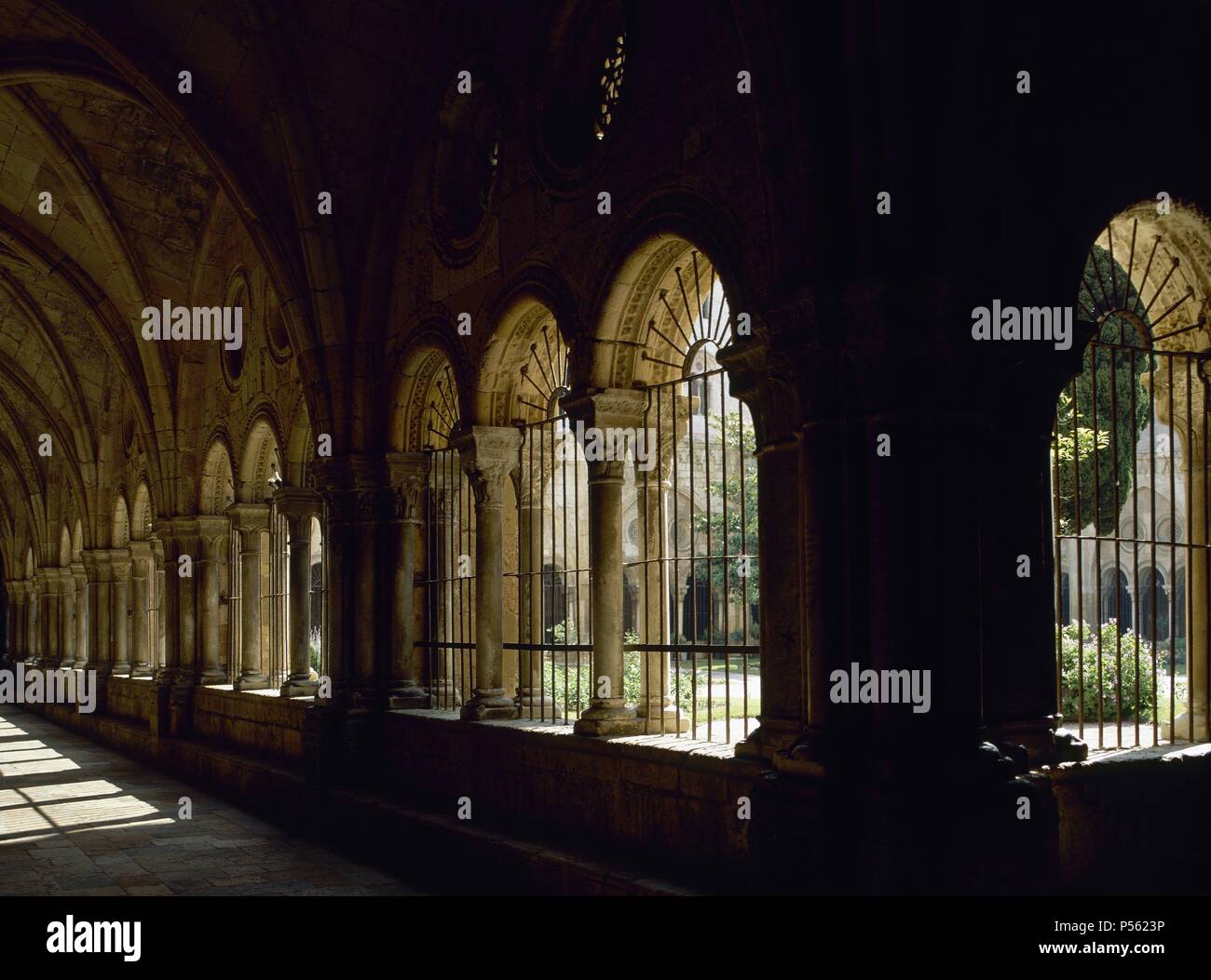 ARTE GOTICO. ESPAÑA. SIGLO XIV. CATEDRAL DE SANTA MARIA (1170-1331). Vista del CLAUSTRO, situado Al NE.de la Iglesia. Se Divide en grupos de Tres Arcos de Medio Punto, que descansan sobre columnas gemelas, Bajo un gran Arco de Descarga. Viista de la GALERIA. TARRAGONA. Cataluña. Stockfoto ARTE GOTICO. ESPAÑA. SIGLO XIV. CATEDRAL DE SANTA MARIA (1170-1331). Vista del CLAUSTRO, situado Al NE.de la Iglesia. Se Divide en grupos de Tres Arcos de Medio Punto, que descansan sobre columnas gemelas, Bajo un gran Arco de Descarga. Viista de la GALERIA. TARRAGONA. Cataluña. Stockfoto