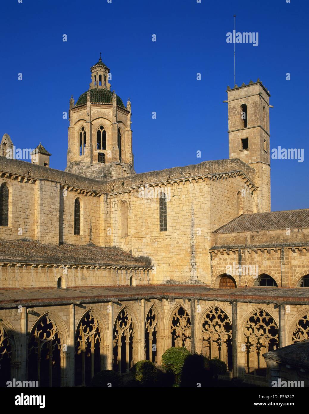 ARTE GOTICO. ESPAÑA. MONASTERIO DE Santes Creus. Vista parcial del CLAUSTRO GOTICO construido Entre 1313 y 1350 por el Maestro Reinard DESFONOLL de FONOLL o. Al fondo, el CIMBORRIO y la Torre de les Hores (siglo XVI). Santes Creus. Estado de Tarragona. Comarca del Alt Camp. Cataluña. Stockfoto