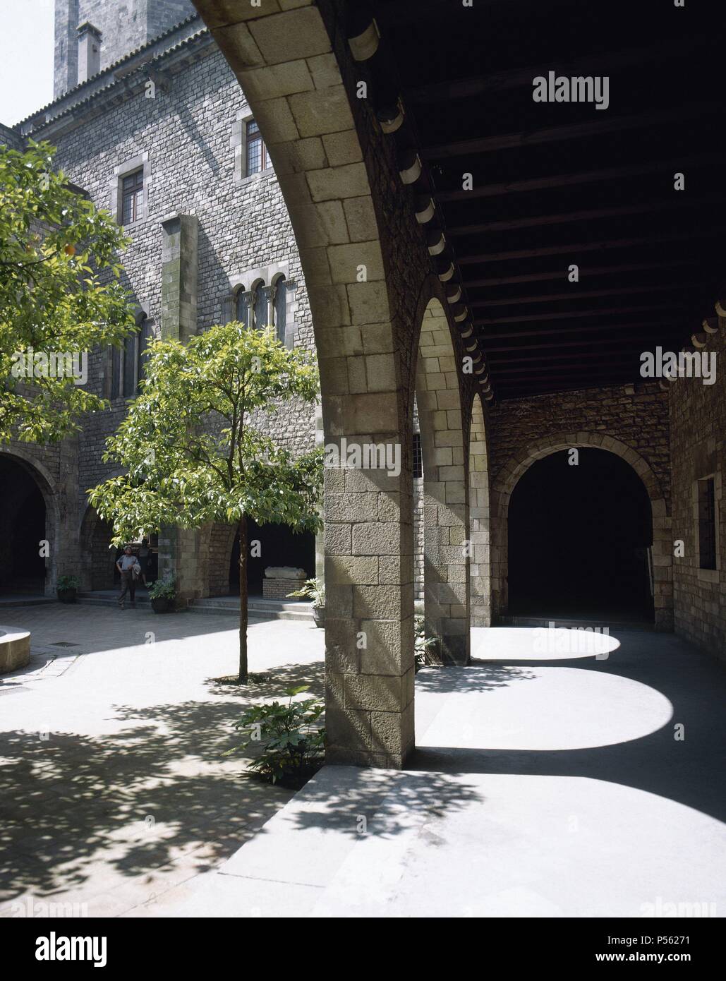 ARTE GOTICO. ESPAÑA. MUSEO STUTEN. Erigido sobre antiguos edificios restaurados eclesiásticos, lleva El Nombre de su Fundador, Frederic Marès, que legó su importante colección de Arte a la Ciudad. Vista parcial del Patio PORTICADO. BARCELONA. Cataluña. Stockfoto