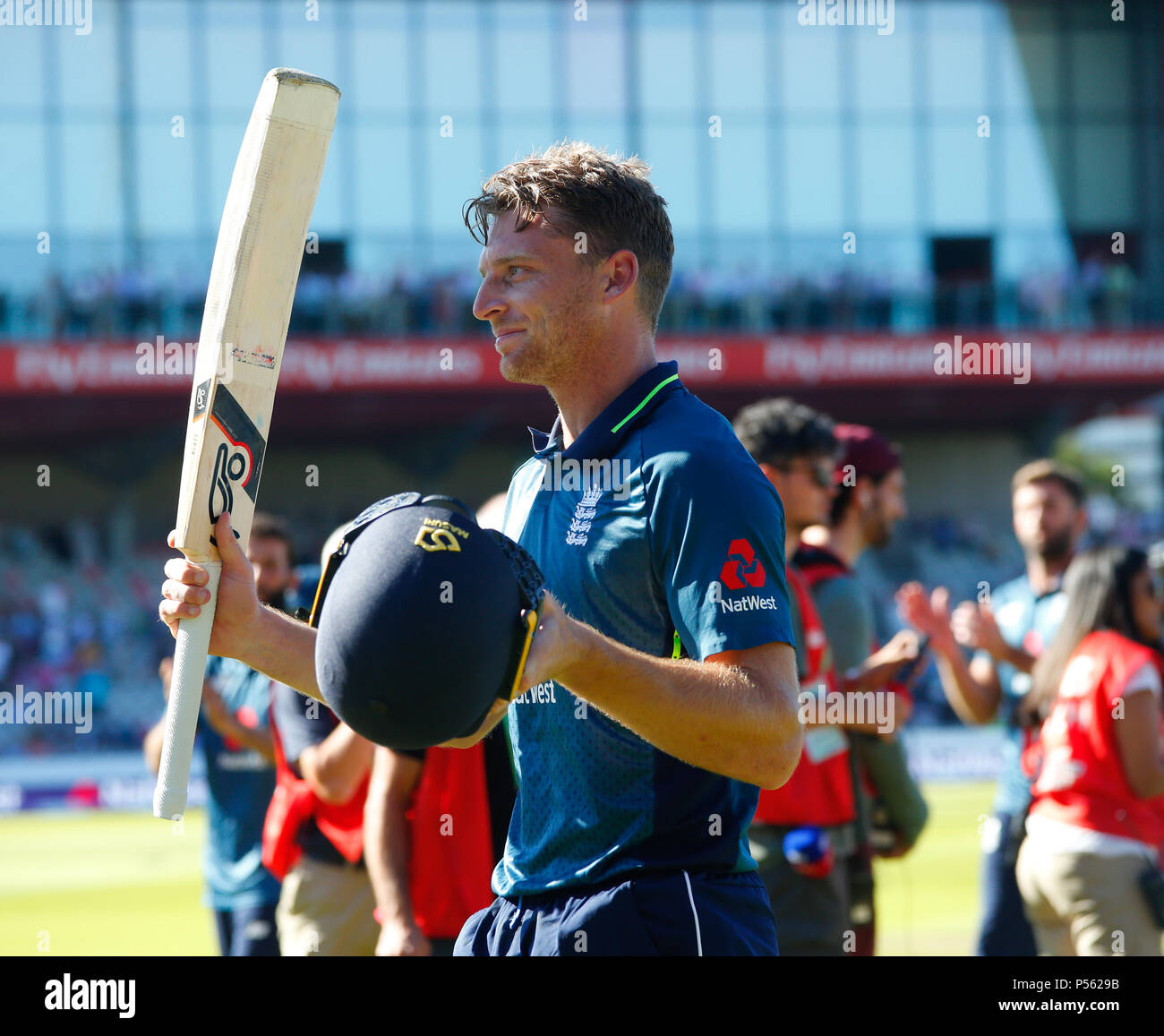 Sonntag, 24 Juni 2018, Emirates Old Trafford, 5 ODI Royal London eintägiger Serie England v Australia; Jos Butler von England feiert seinen 110 nicht o Stockfoto