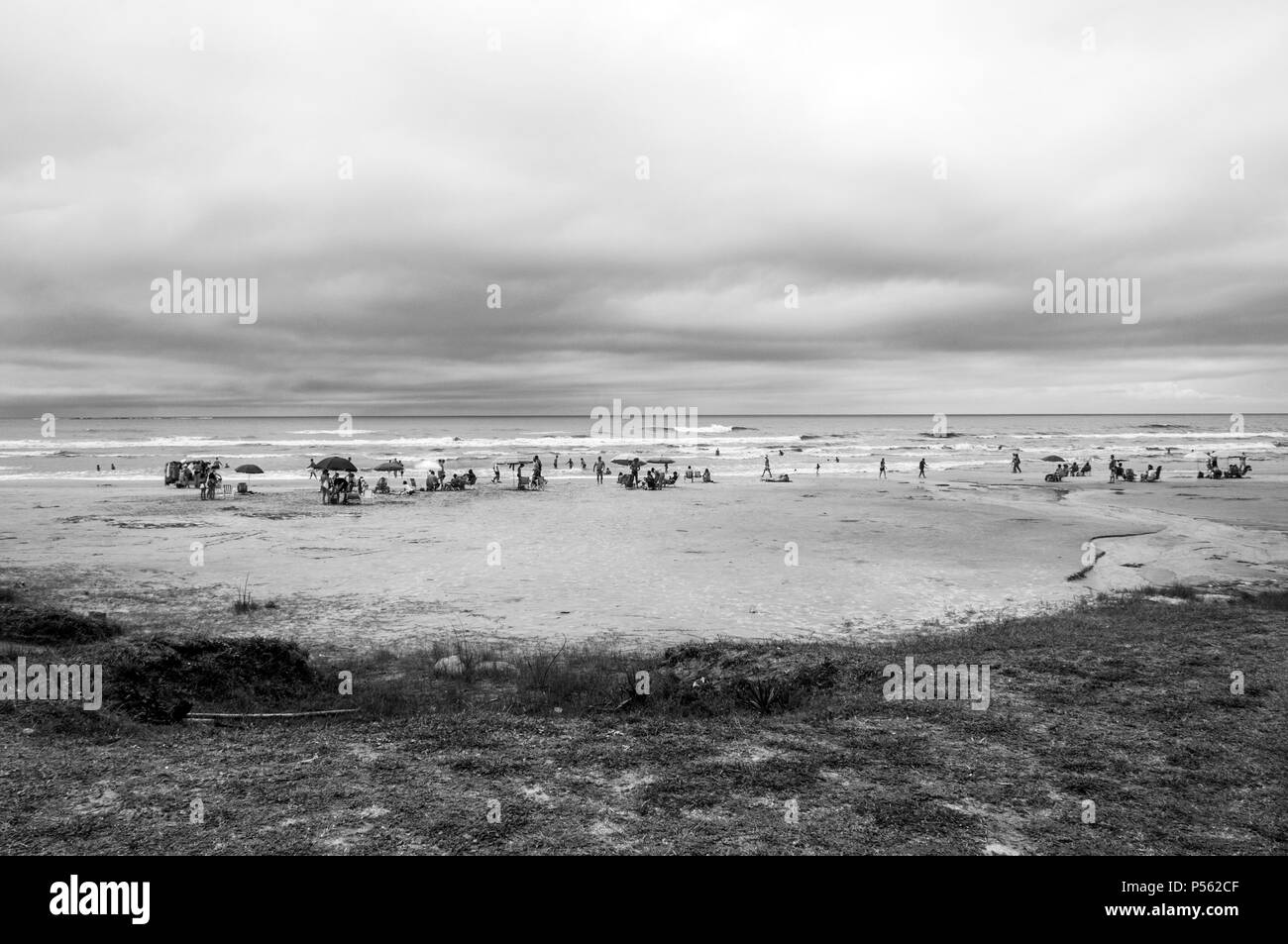 Torres Brasilien guarita Stadt Strand Sand Meer Natur Wellen schwarz weiß Stockfoto