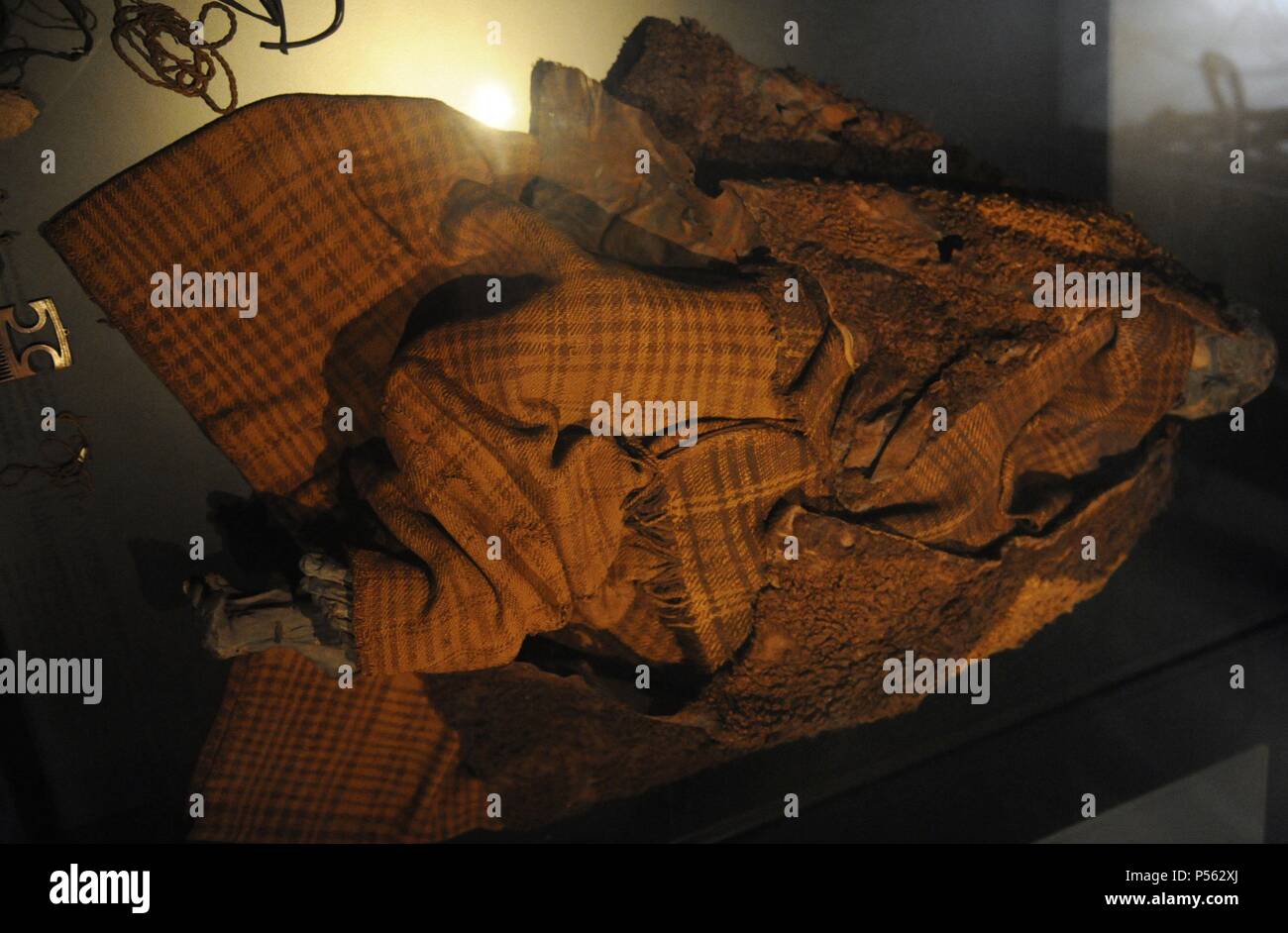 Die frühe Eisenzeit. Das Moor Körper von Huldremose in Djursland von 100 AD. Die Frau trug einen Rock aus Wolle, ein Schal und zwei Fleece Umhänge. Ihr Haar war mit einer langen Schnur aus Wolle. National Museum von Dänemark. Stockfoto