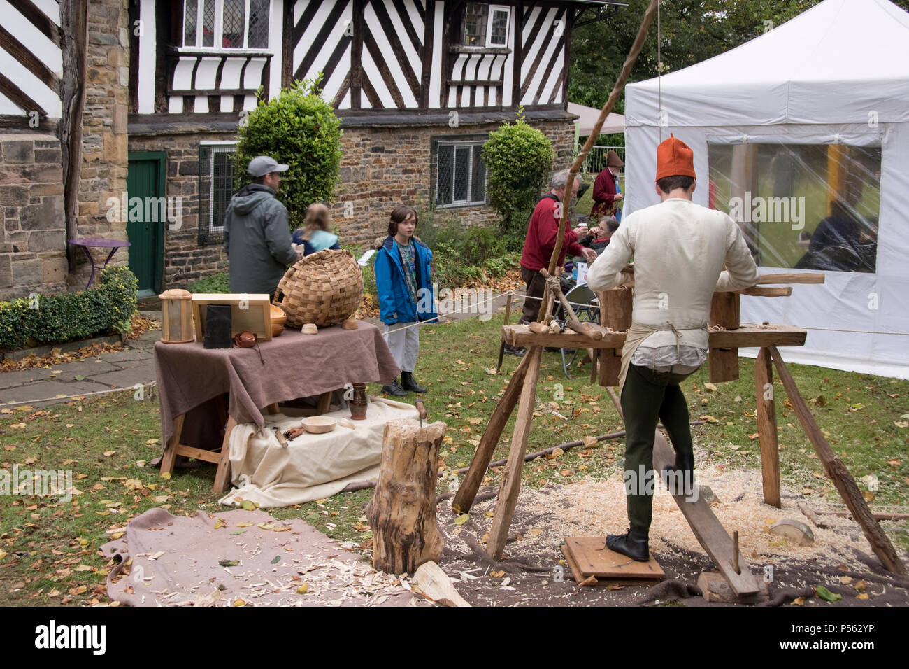 Sheffield, UK-Okt 7: Ritter in der Schlacht mittelalterliche Gesellschaft Host eine mittelalterliche Fayre am 7. Oktober 2017 an die Bischöfe Haus, Meersbrook Park Stockfoto