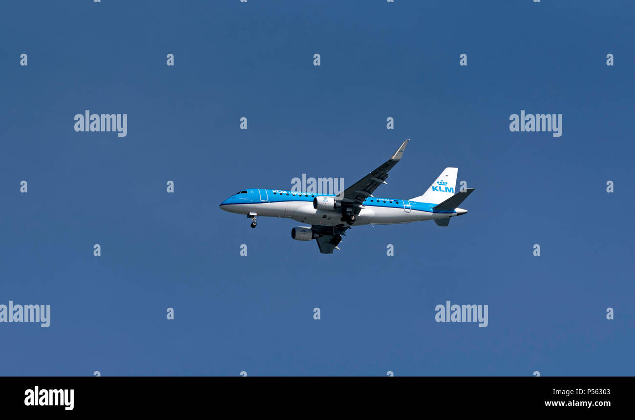 Southampton, England UK. 2018. Ein KLM Embraer ERJ Passenger Jet auf Endrunden in Southampton International Airport. Stockfoto