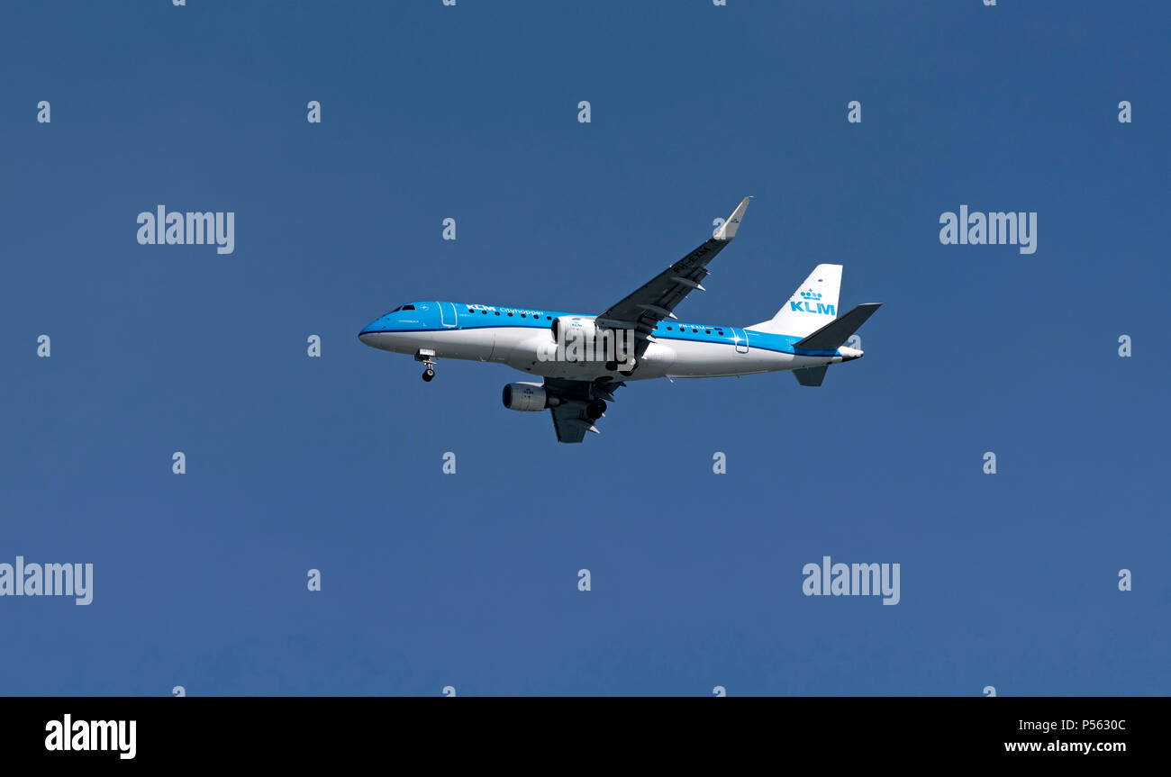 Southampton, England UK. 2018. Ein KLM Embraer ERJ Passenger Jet auf Endrunden in Southampton International Airport. Stockfoto