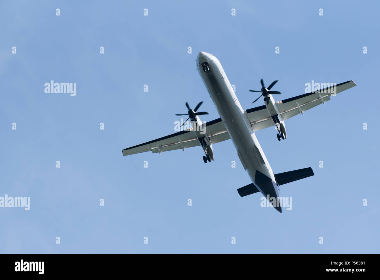 Eine 2 motorige Passagierflugzeug mit Fahrwerk und Klappen, die für die Landung ausgefahren Stockfoto
