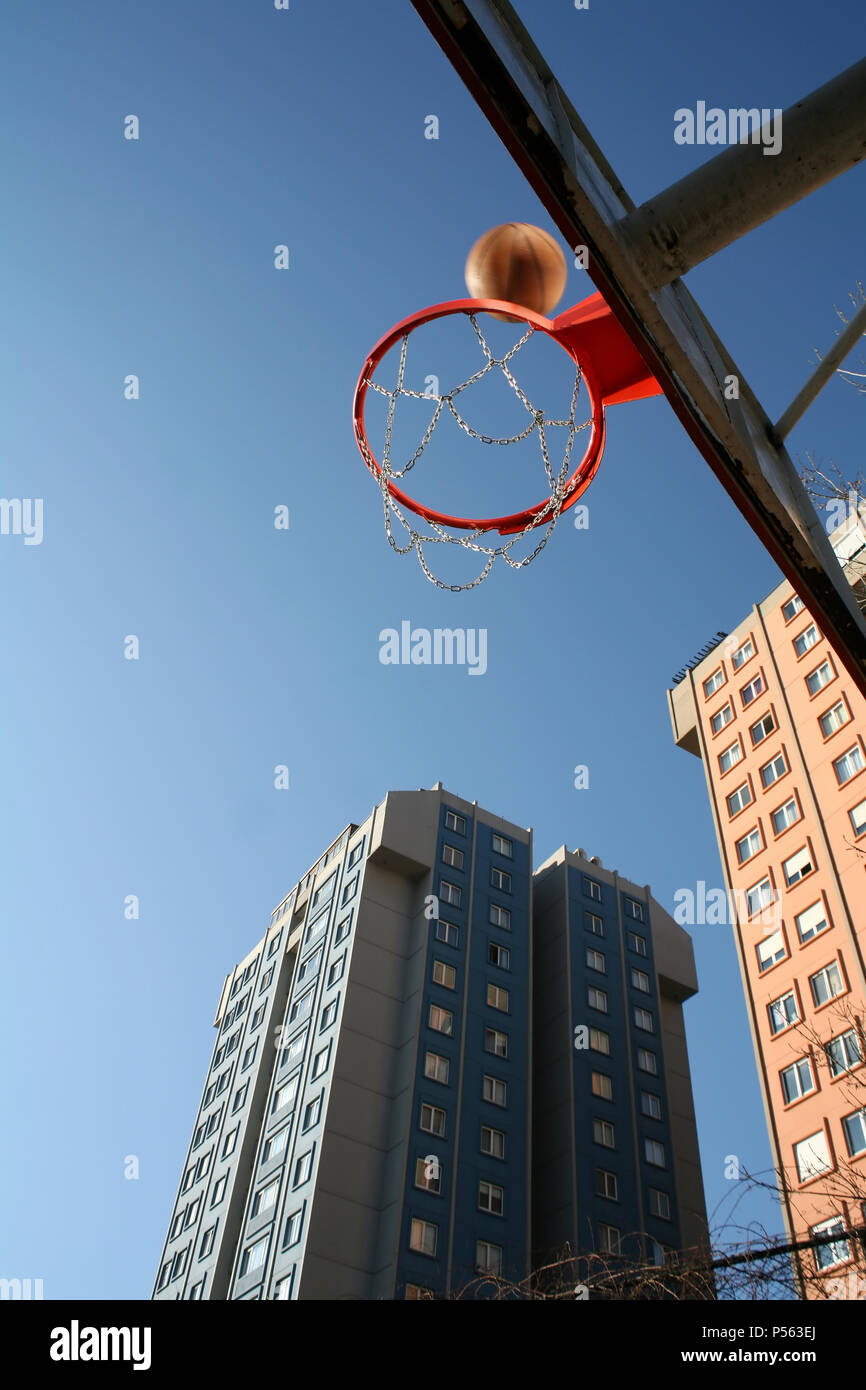 Ein Bild von Basketball Topf, Kugel und Gebäuden Stockfoto