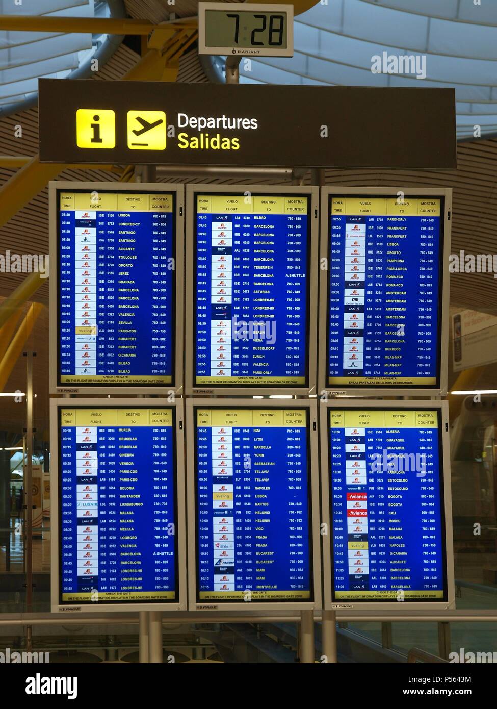 AEROPUERTO DE BARAJAS. Nueva Terminal 4. PANEL DE SALIDAS. Madrid. España. Stockfoto