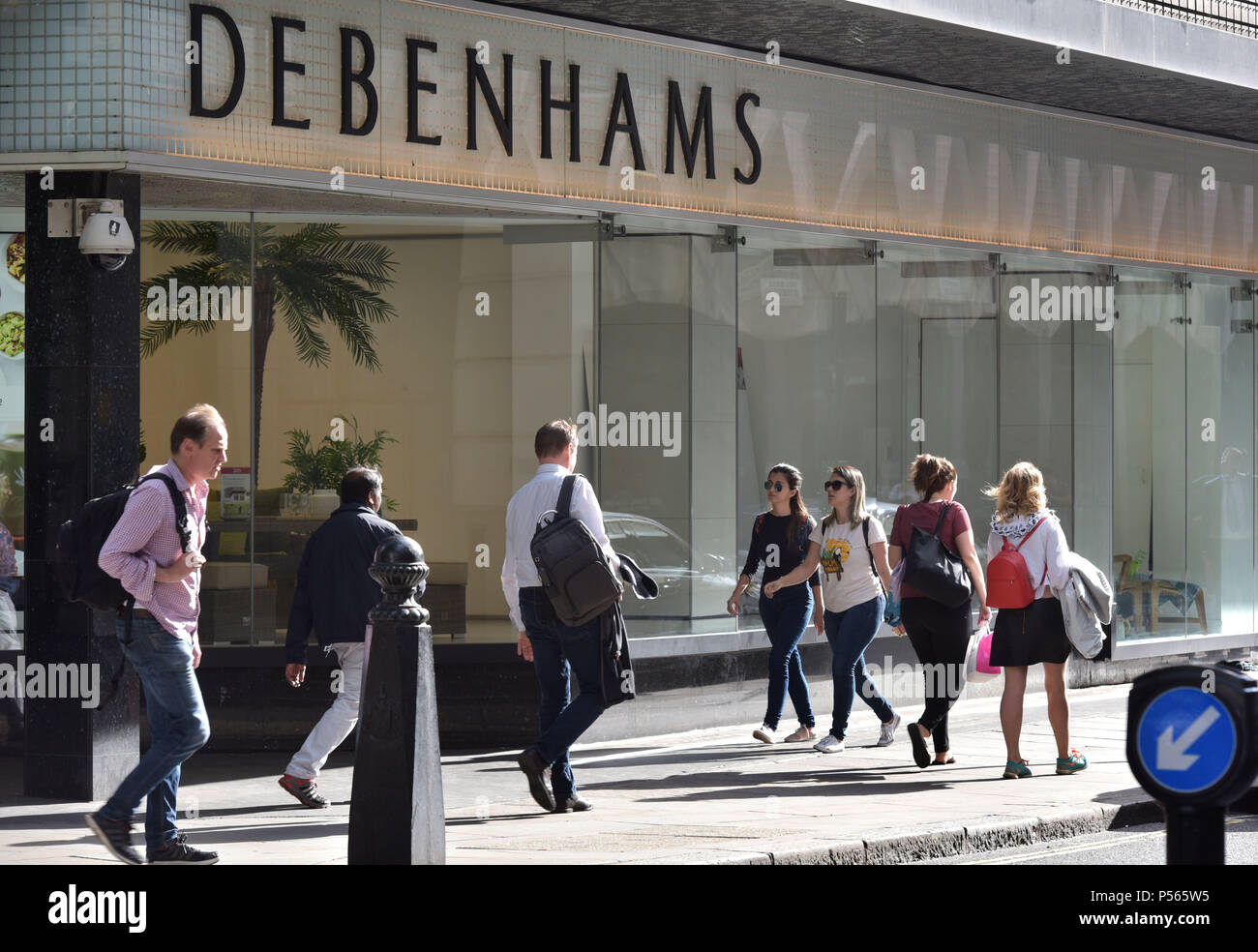 Käufer und Touristen vorbei an den Debenhams Department Store auf der Oxford Street in Central London. Stockfoto