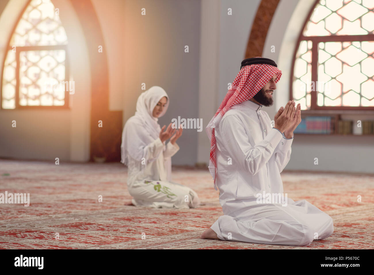 Muslimischen Mann und Frau für Allah in der Moschee beten zusammen Stockfotografie Alamy