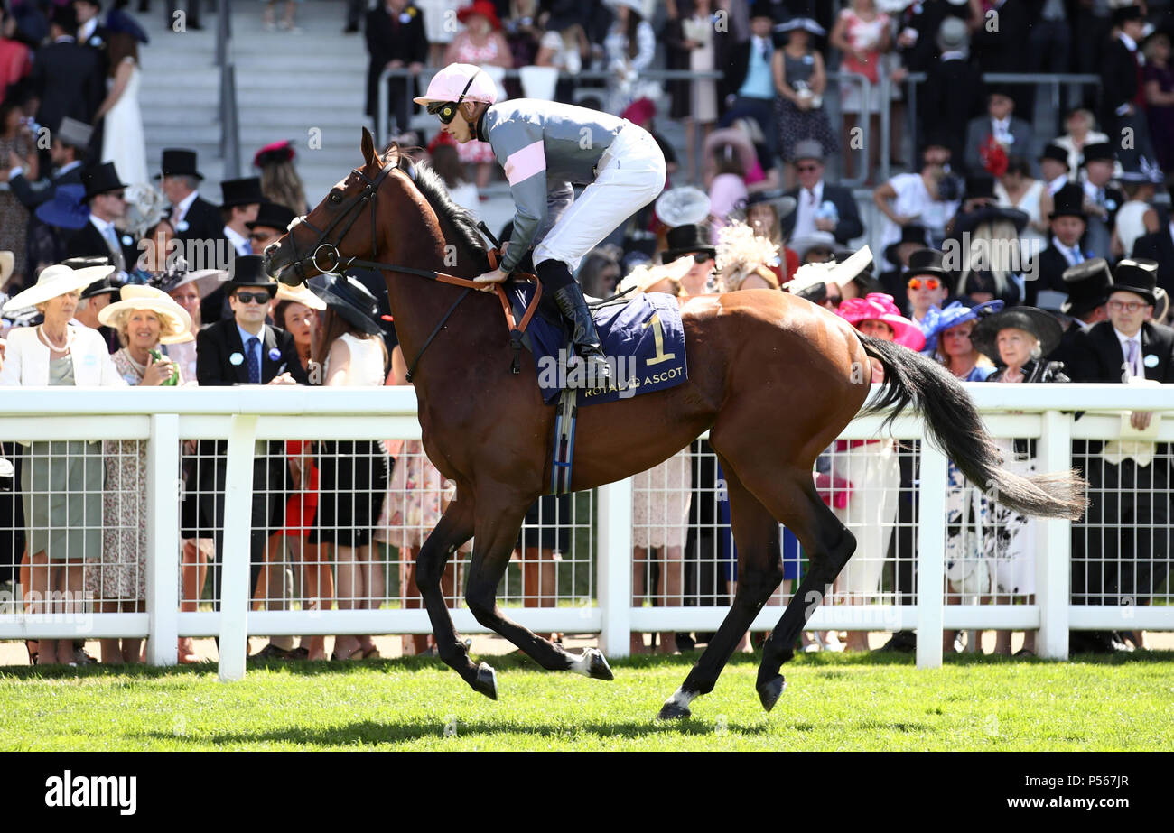 Alternative, geritten von Jockey James Doyle geht für das King Edward VII Stakes zu veröffentlichen Stockfoto