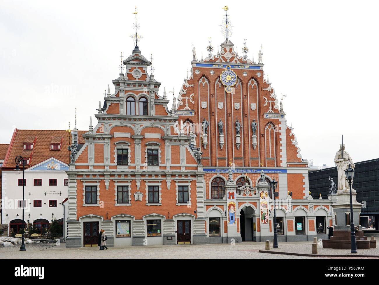 Lettland. Riga. Haus der Mitesser (Melngalvju nams). Im 14. Jahrhundert für die Bruderschaft von Mitessern, eine Gilde für unverheiratete Deutsche Kaufleute in Riga errichtet. Wichtige Arbeiten wurden in den Jahren 1580 und 1886 durchgeführt. Die Struktur wurde bombardiert, durch die Deutschen und die Reste von den Sowjets abgerissen ruinieren. Der Wiederaufbau wurde von 1995 bis 1999. Stockfoto