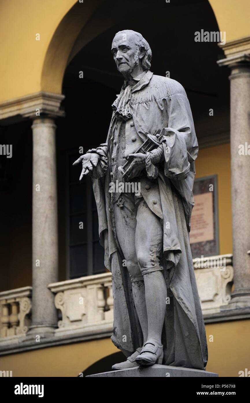 Alessandro Giuseppe Antonio Anastasio Volta (1745-1827). Italienischer Physiker für die Erfindung der Batterie im Jahre 1800 bekannt. Statue. Universität von Pavia. Italien. Stockfoto
